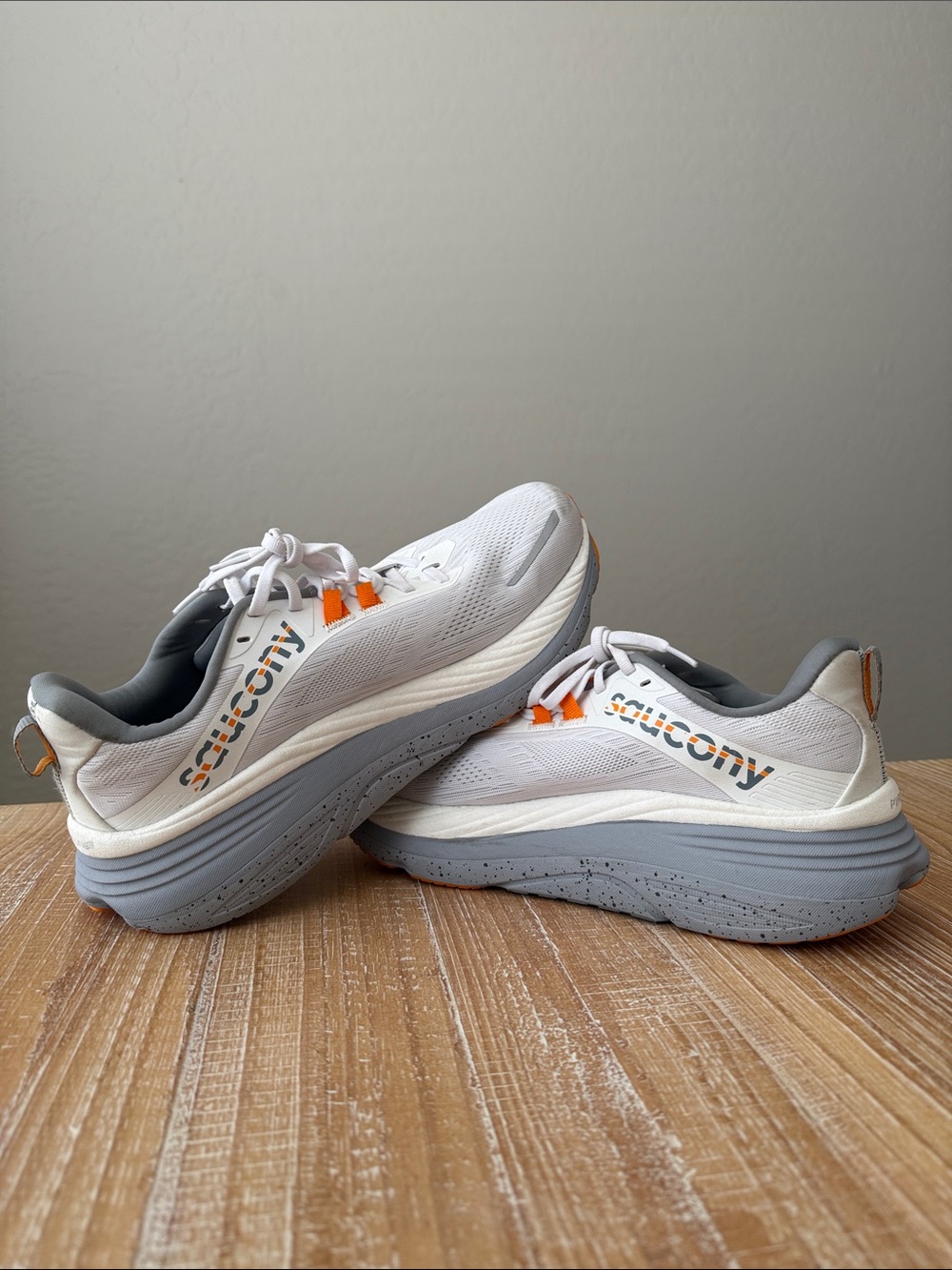 Saucony Hurricane 24 White, Gray & Orange Men’s Running Sneakers size US 10